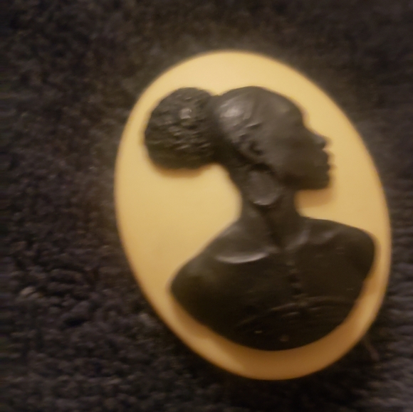 Cameo African-American Female silhouette - lapel pin. - Picture 4 of 5